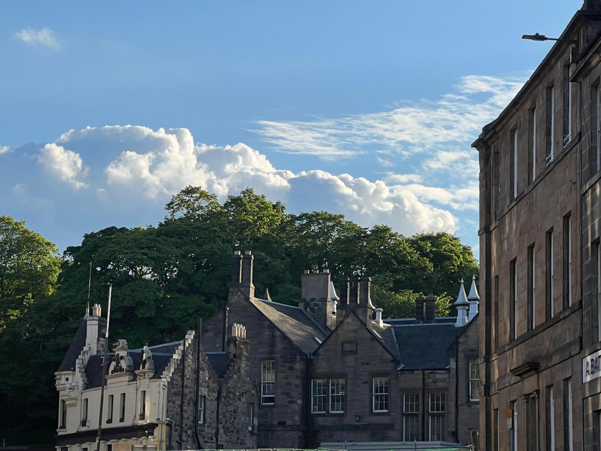 Central Apartment With Parking, Original Art And Antiques Edinburgh Exterior photo