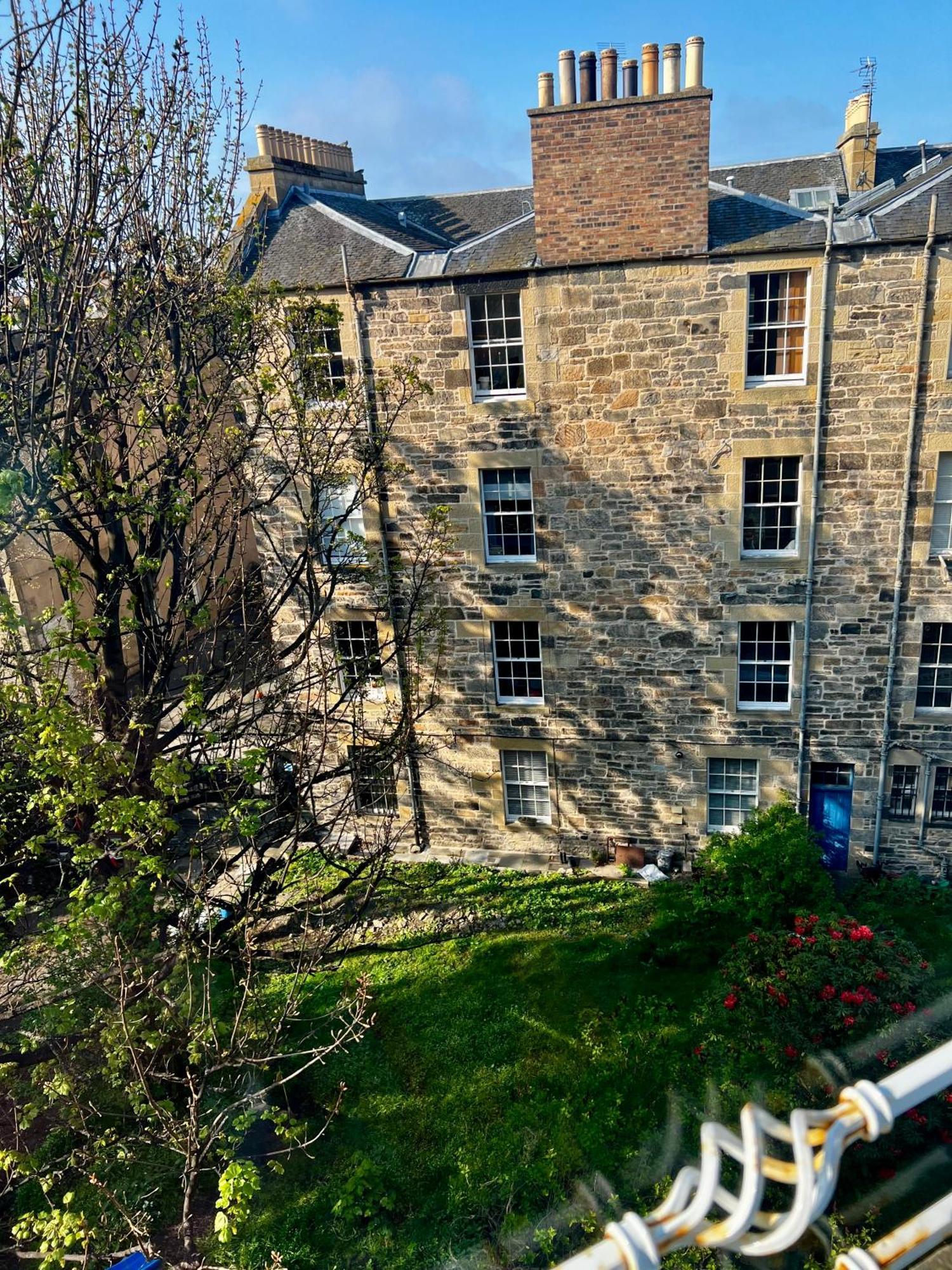 Central Apartment With Parking, Original Art And Antiques Edinburgh Exterior photo