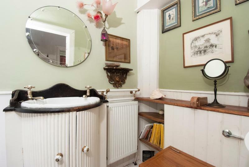 Central Apartment With Parking, Original Art And Antiques Edinburgh Exterior photo
